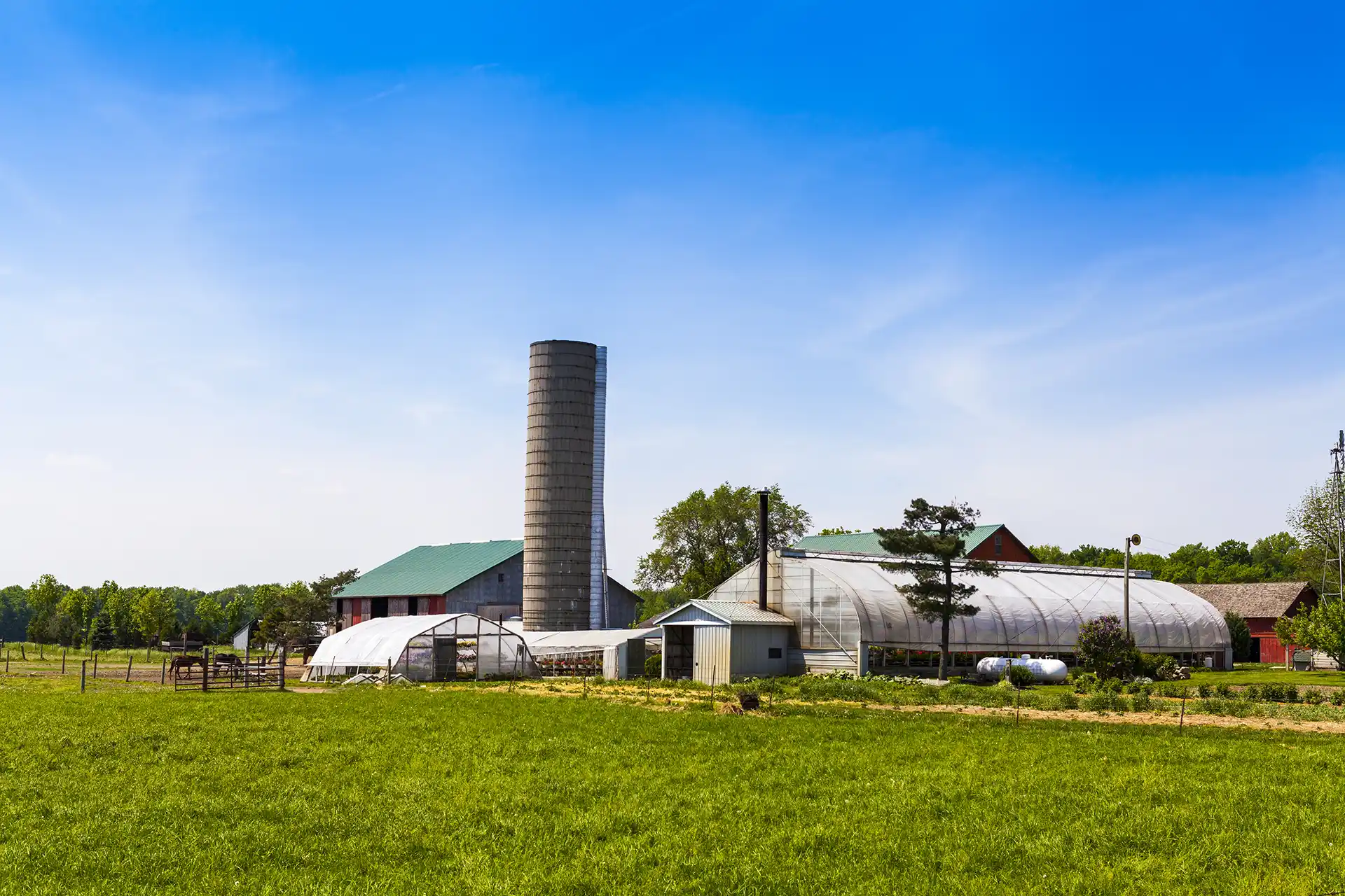 DEELL – scenic-farmland-with-silo-and-greenhouses S